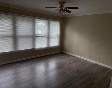 320 N 2nd Street - Photo Thumbnail 4