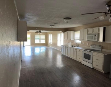 320 N 2nd Street - Photo Thumbnail 2