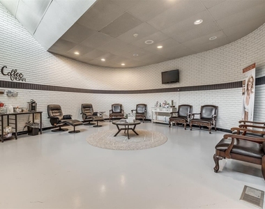 7304 N Comanche Avenue - Photo Thumbnail 11