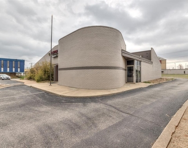 7304 N Comanche Avenue - Photo Thumbnail 4