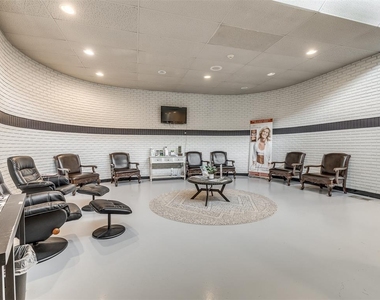 7304 N Comanche Avenue - Photo Thumbnail 12