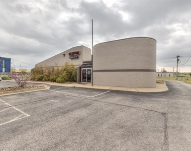 7304 N Comanche Avenue - Photo Thumbnail 3