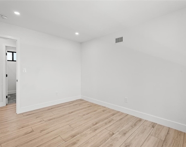19701 Blythe Street - Photo Thumbnail 21