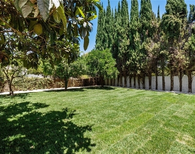 19701 Blythe Street - Photo Thumbnail 4