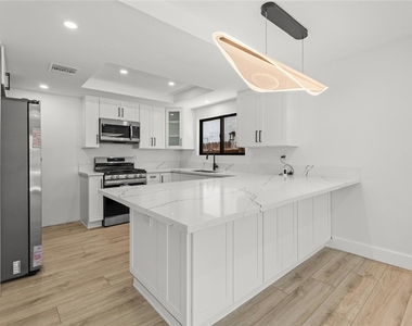 19701 Blythe Street - Photo Thumbnail 12