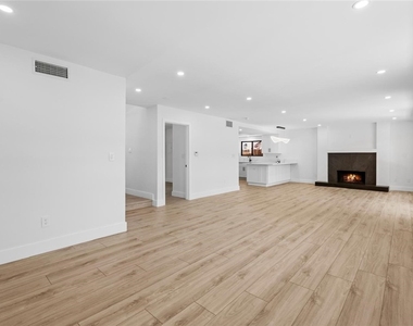 19701 Blythe Street - Photo Thumbnail 7