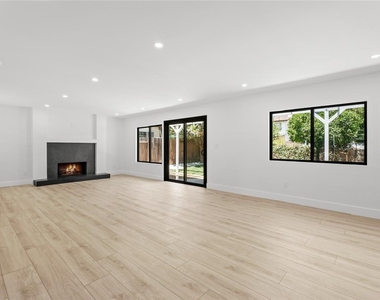 19701 Blythe Street - Photo Thumbnail 9
