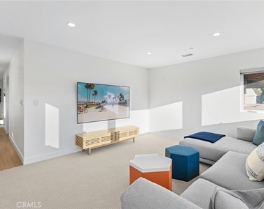 1576 E Ocean Boulevard - Photo Thumbnail 15