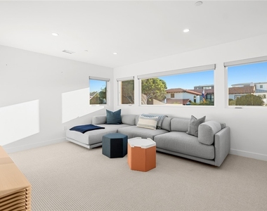 1576 E Ocean Boulevard - Photo Thumbnail 16