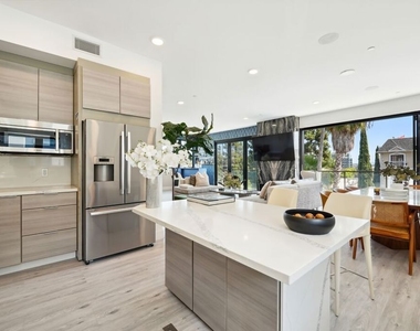 137 N Doheny Drive - Photo Thumbnail 11