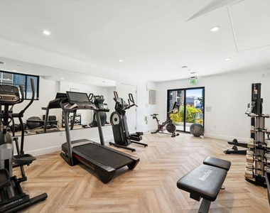 137 N Doheny Drive - Photo Thumbnail 4