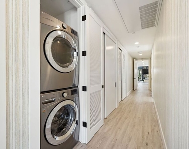 137 N Doheny Drive - Photo Thumbnail 23