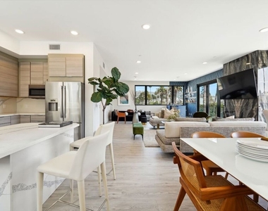 137 N Doheny Drive - Photo Thumbnail 10