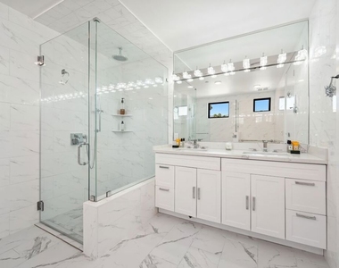 137 N Doheny Drive - Photo Thumbnail 33