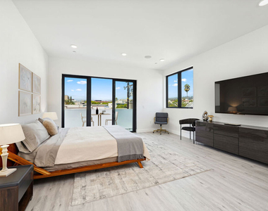 137 N Doheny Drive - Photo Thumbnail 29