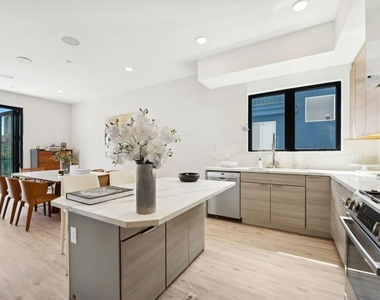 137 N Doheny Drive - Photo Thumbnail 9