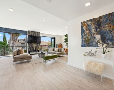 137 N Doheny Drive - Photo Thumbnail 5