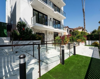 137 N Doheny Drive - Photo Thumbnail 2