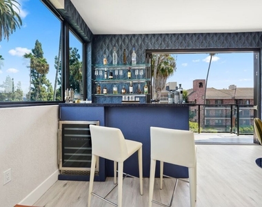 137 N Doheny Drive - Photo Thumbnail 12