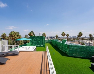 137 N Doheny Drive - Photo Thumbnail 35