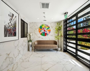 137 N Doheny Drive - Photo Thumbnail 3