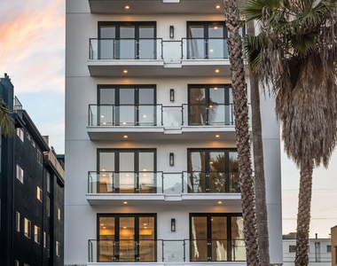 137 N Doheny Drive - Photo Thumbnail 1