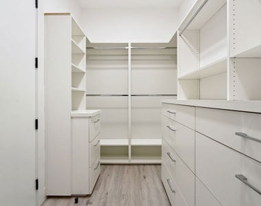 137 N Doheny Drive - Photo Thumbnail 31