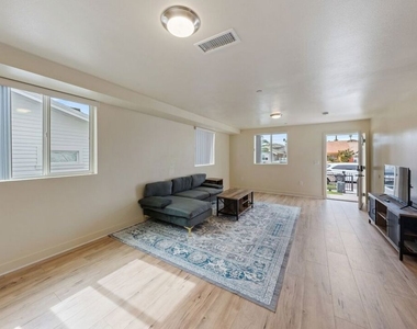 5912 S Flower Street - Photo Thumbnail 10