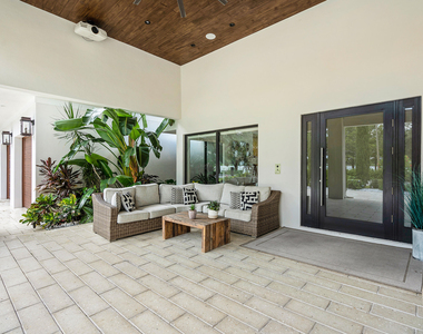 1117 Lake Drive - Photo Thumbnail 5