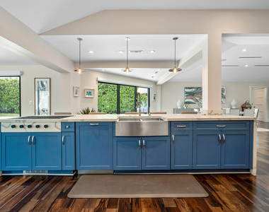 1117 Lake Drive - Photo Thumbnail 11