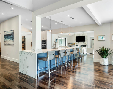 1117 Lake Drive - Photo Thumbnail 9