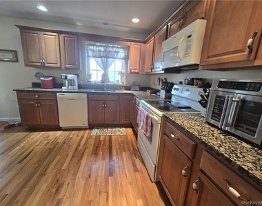 105 N Montgomery Street - Photo Thumbnail 7