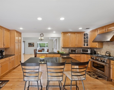 126 Malloy Drive - Photo Thumbnail 16
