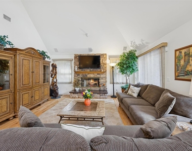 126 Malloy Drive - Photo Thumbnail 10