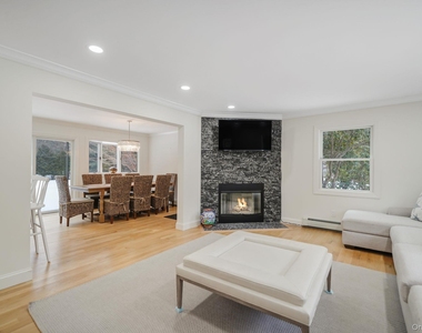 19 Pine Tree Lane - Photo Thumbnail 8