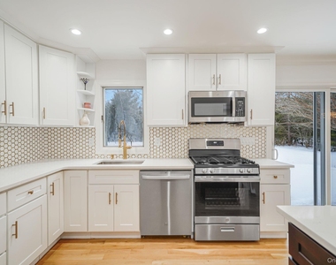 19 Pine Tree Lane - Photo Thumbnail 12