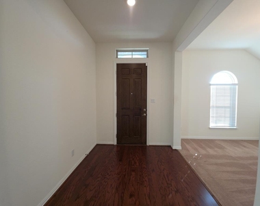 214 Roaming Dr - Photo Thumbnail 2