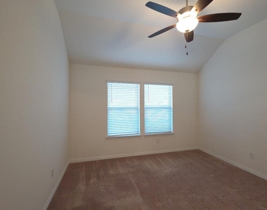 214 Roaming Dr - Photo Thumbnail 10