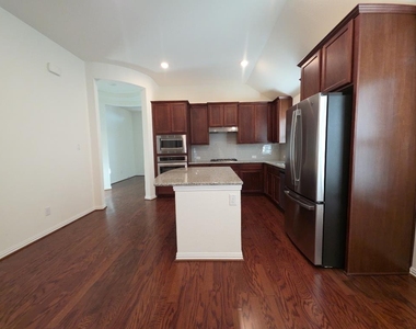 214 Roaming Dr - Photo Thumbnail 4
