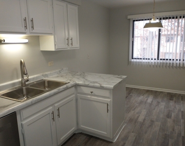 905 Surrey Drive - Photo Thumbnail 1