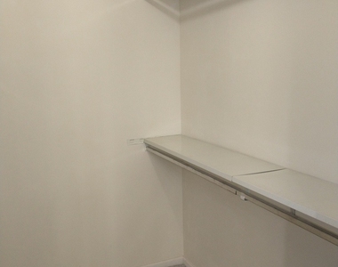 905 Surrey Drive - Photo Thumbnail 8