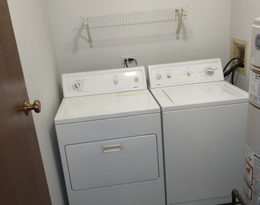 905 Surrey Drive - Photo Thumbnail 10