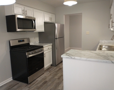 905 Surrey Drive - Photo Thumbnail 4