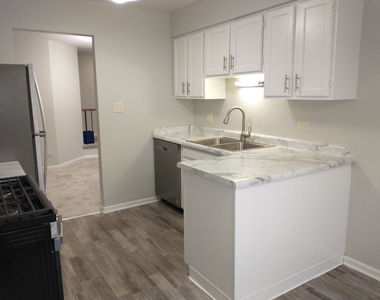 905 Surrey Drive - Photo Thumbnail 3