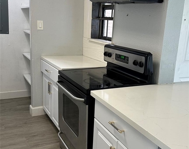 9550 Deering Drive - Photo Thumbnail 7