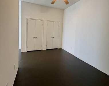 1112 Lawrence - Photo Thumbnail 9