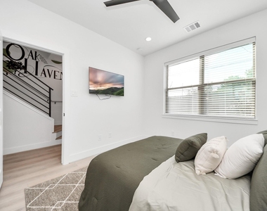 2524 Live Oak Street - Photo Thumbnail 7
