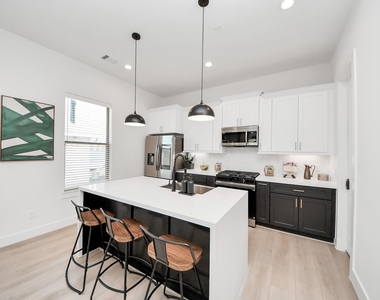 2524 Live Oak Street - Photo Thumbnail 15