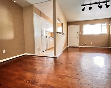 427 W 17th Street - Photo Thumbnail 2