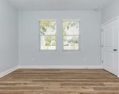 113 W Elm Street - Photo Thumbnail 17